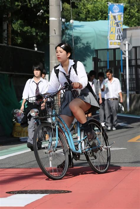 パンチラ 自転車|自転車パンチラエロ画像104枚！チャリで通勤しているJKやOLの .